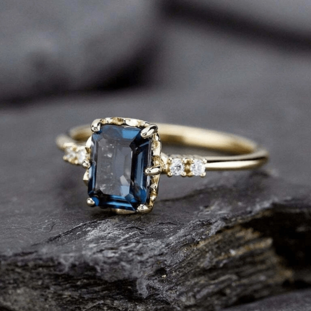 Anel de cristal azul vintage com ouro